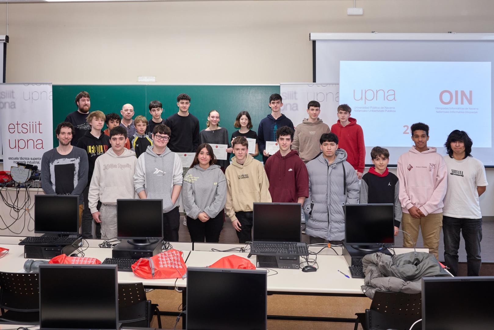 Estudiantes y profesores posan al finalizar la Olimpiada Informática de Navarra
