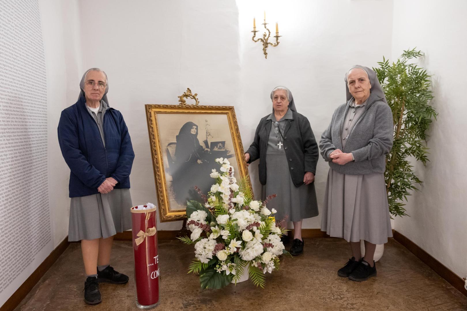 De izda a dcha: Adoración de Corta Moral (superiora), Concha Notario Ruiz y Antonia Maldonado Martín, en la alcoba en la que nació Santa Vicenta María López y Vicuña, en Cascante.