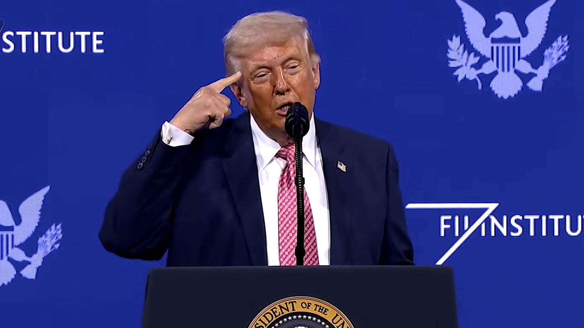 Captura de video de una transmisión de la Casa Blanca del presidente de Estados Unidos, Donald Trump