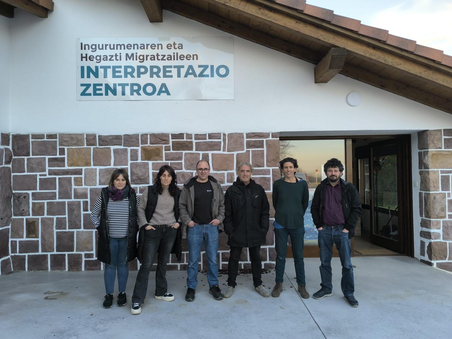 Miembros de la corporación de Etxalar, junto al nuevo centro.