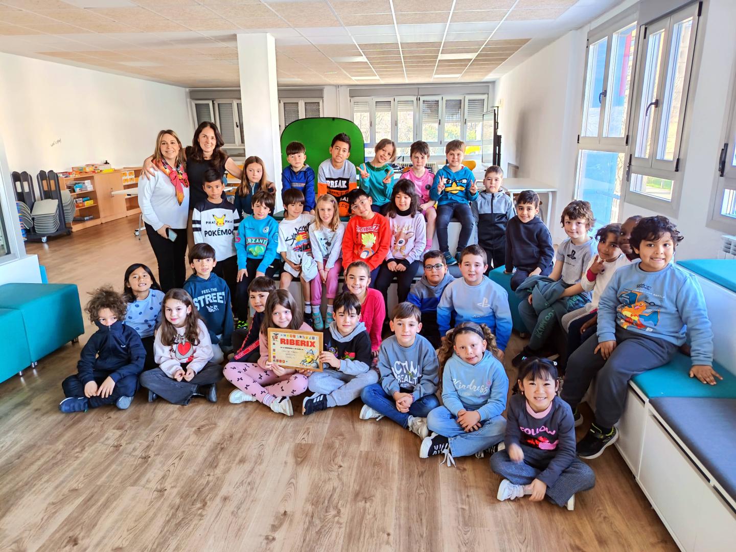 Imagen de los alumnos de 2º de Primaria del colegio público Griseras de Tudela que han participado en el proyecto de la Bajada del Ángel
