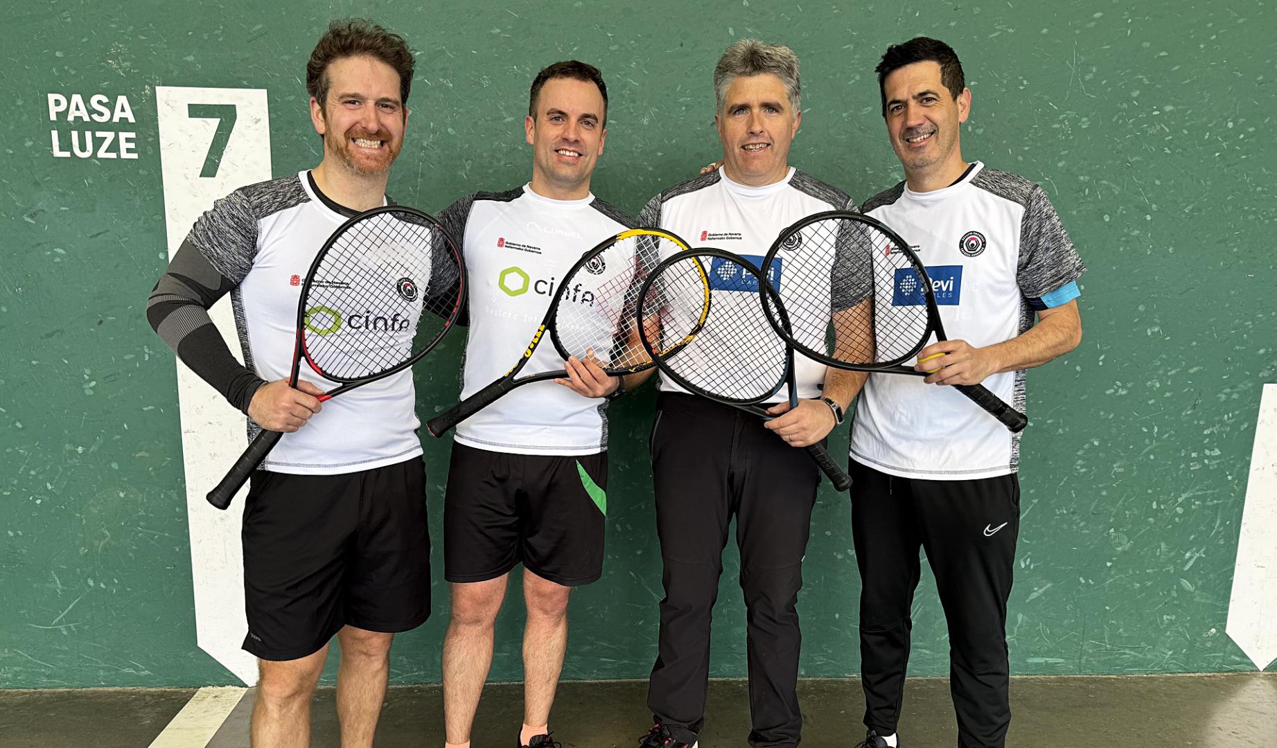 las parejas de Cinfa y Pevi posan antes de la final de frontenis