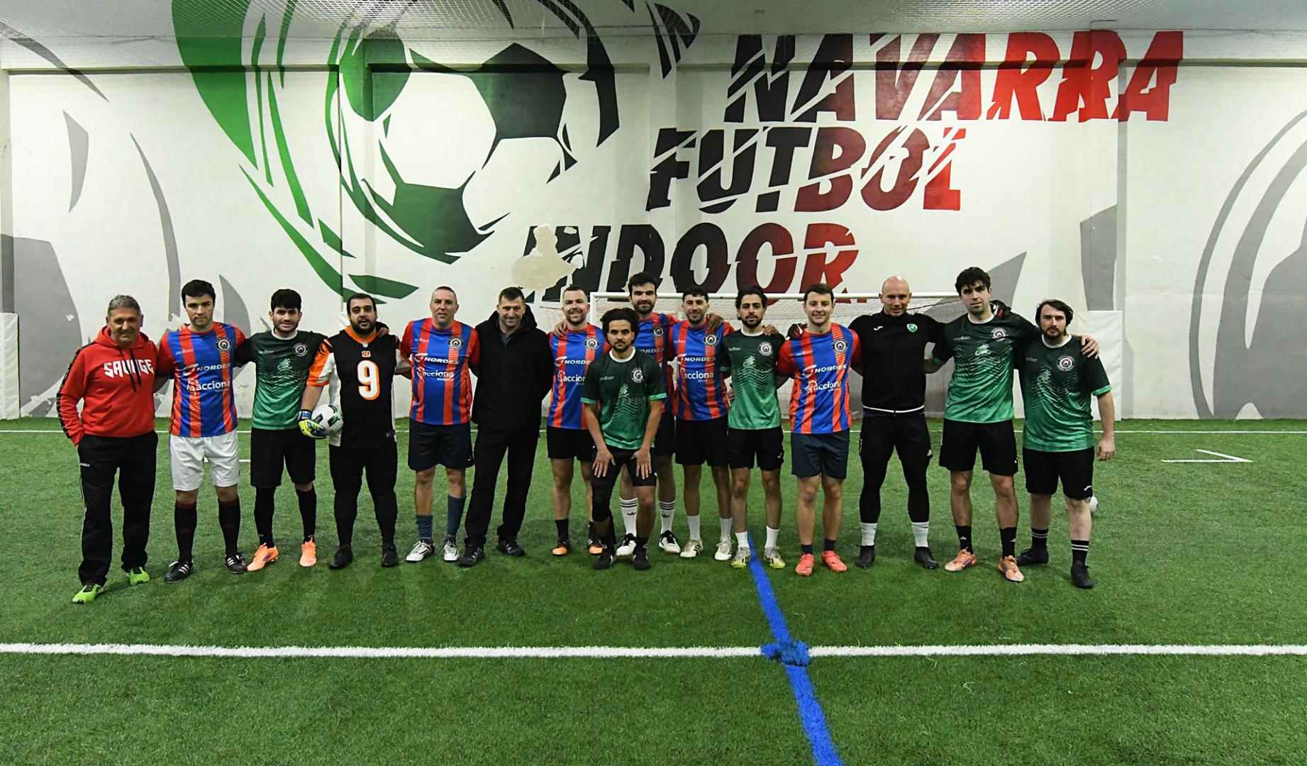 Los jugadores de Nordex y Aldakin, antes del partido de fútbol 5