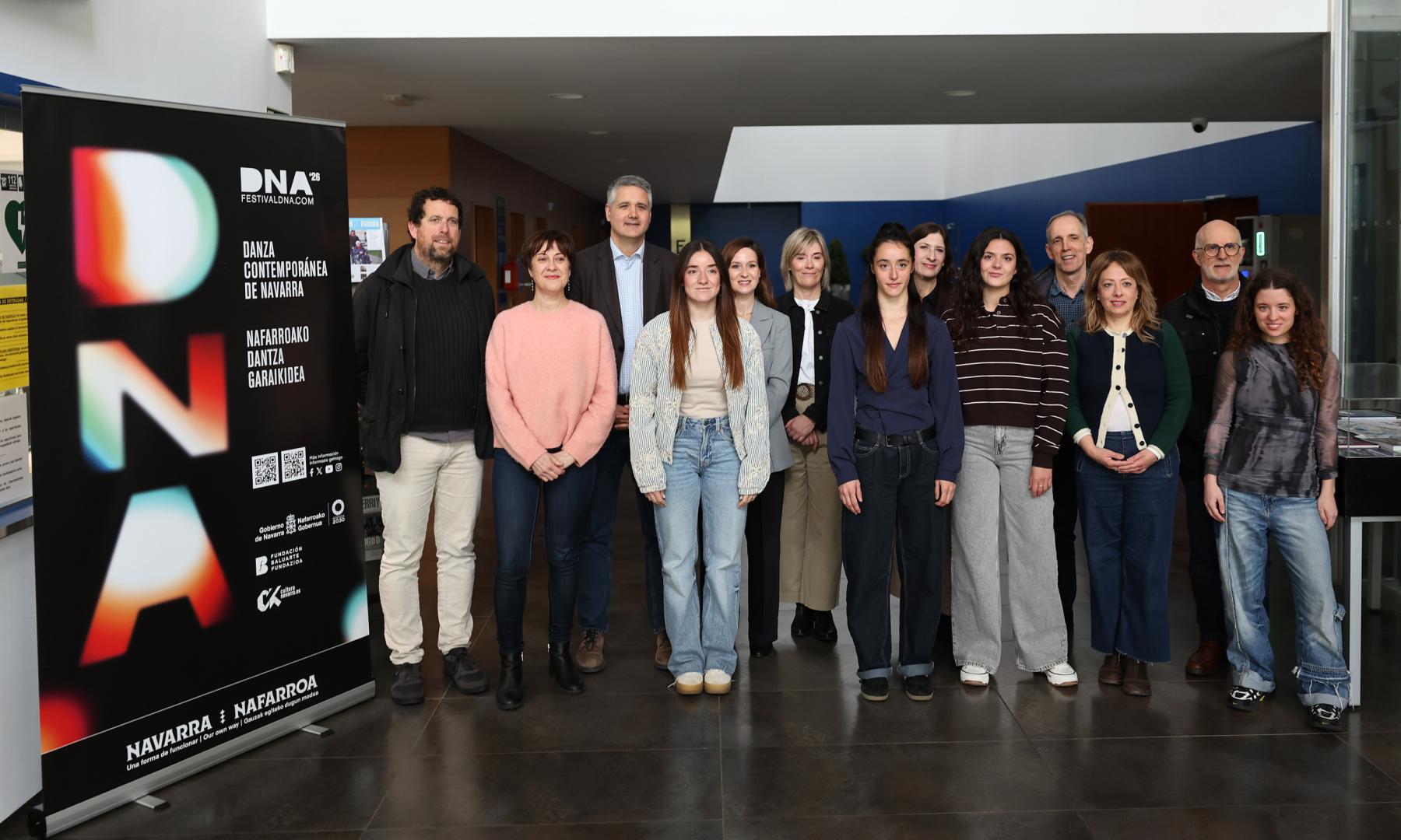 Desde la izq., en primera fila: Mikel Oteiza, alcalde de Villava; Marisol Martínez-Caspe (Programas Artísticos del Gobierno de Navarra), las bailarinas Sayoa Belarra, Idoia Rodríguez y Saioa Lara; Ramoni López (secretaria técnica de la Red de Teatros de Navarra) y la bailarina Paula Puchalt, ayer en la Casa de Cultura de Villava.