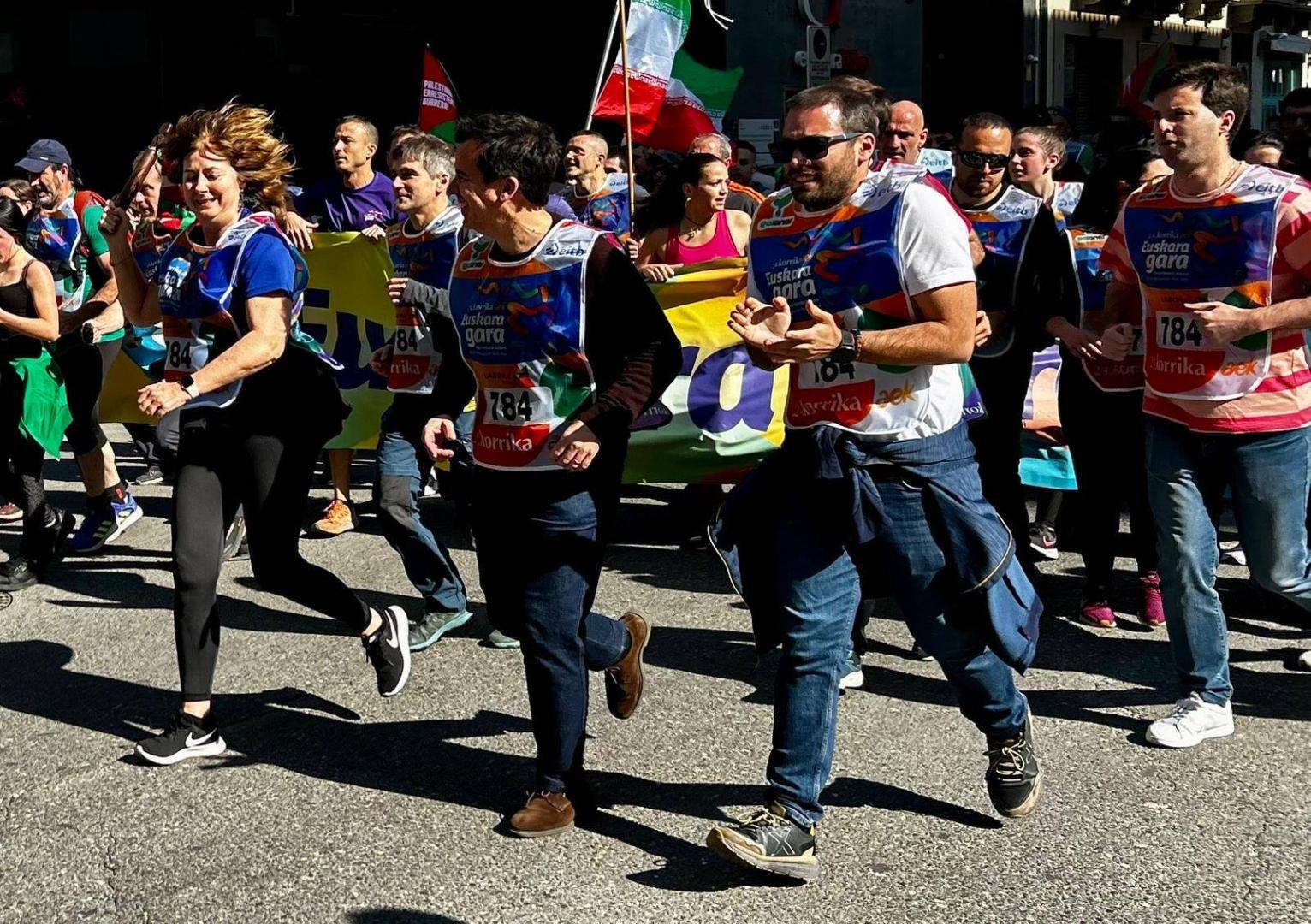 Los consejeros Ana Ollo y Mikel Irujo y, entre ellos, atrás, el responsable de Euskarabidea, Javier Arakama, junto a otros cargos de sus departamentos, en la korrika el pasado 22 de marzo, a su paso por Pamplona