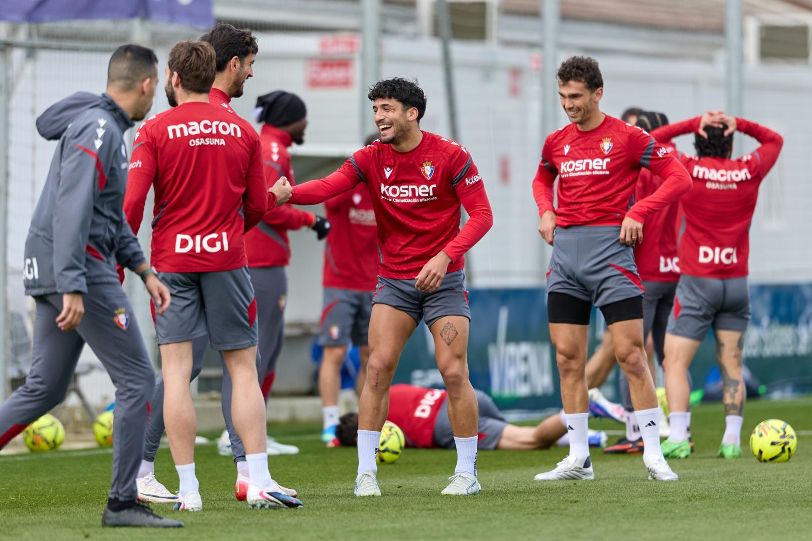 Iker Benito recibe el saludo de Alejandro Catena en un día especial para él por su regreso al grupo. En la rodilla derecha, se ve la cicatriz de la operación