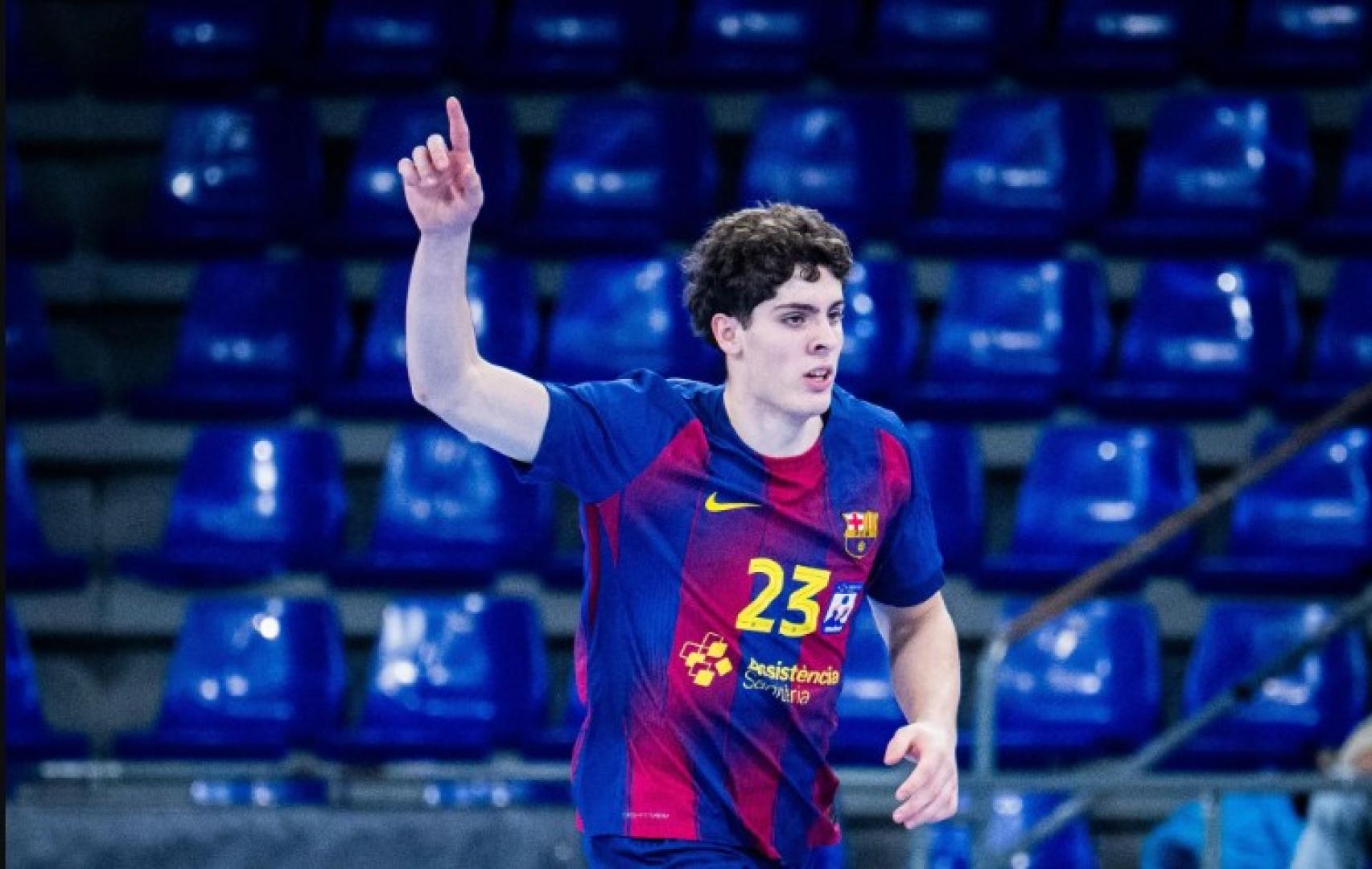 Adrián Sola Basterra, jugador navarro del Barça, celebrando uno de sus tantos en la Liga Asobal