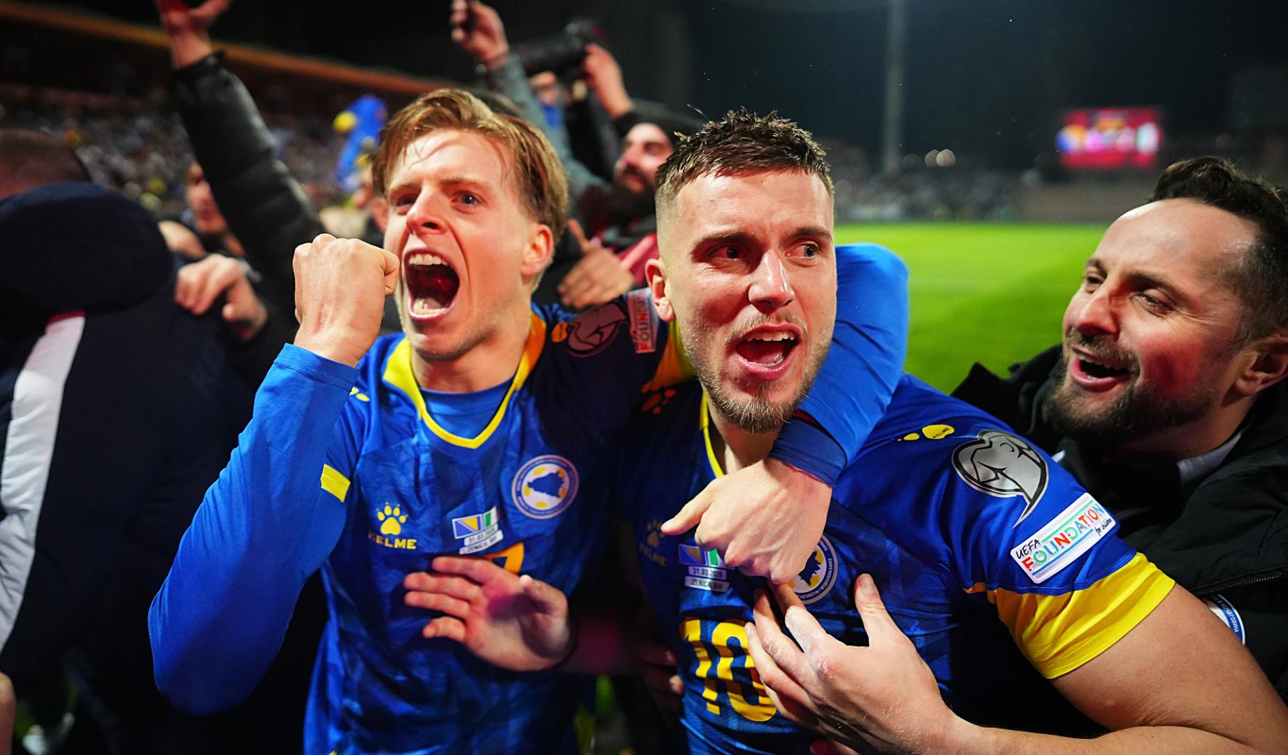 Euforia en los jugadores de Bosnia Herzegovina tras eliminar a Italia en los penaltis y meterse en el Mundial 2026