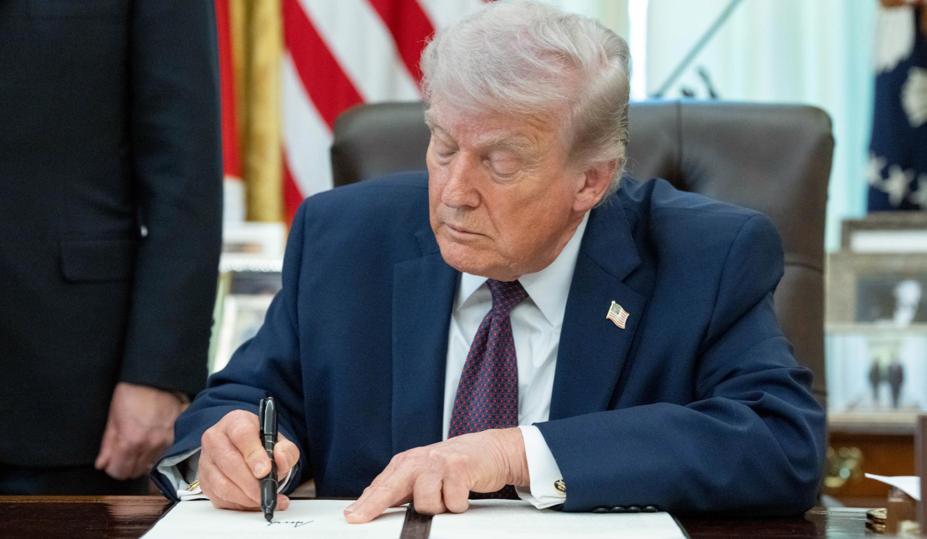 Donald Trump firma la orden para limitar el voto por correo