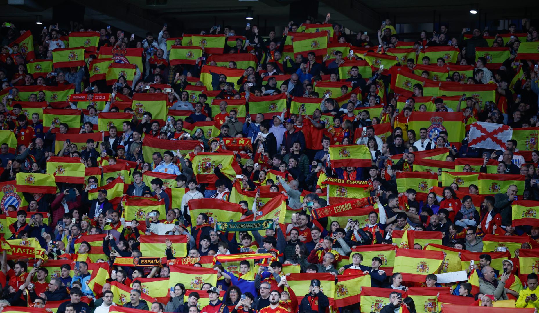Aficionados españoles durante el partido amistoso que las selecciones de España y Egipto disputaron en el RCDE Stadium de Cornellá-El Prat