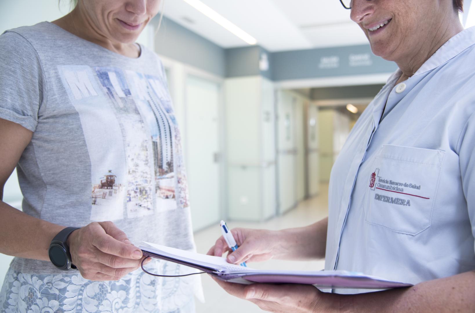 Una enfermera, atendiendo a un paciente