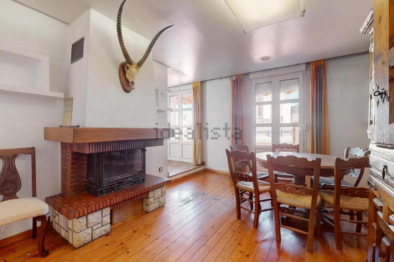 Comedor con chimenea y acceso a la terraza