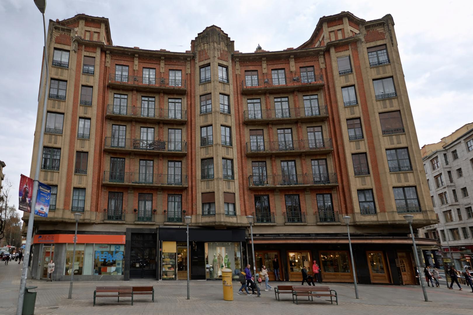 Imagen de la jaula dorada retocada con IA para suprimir los árboles que dificultaban observar los detalles de la fachada