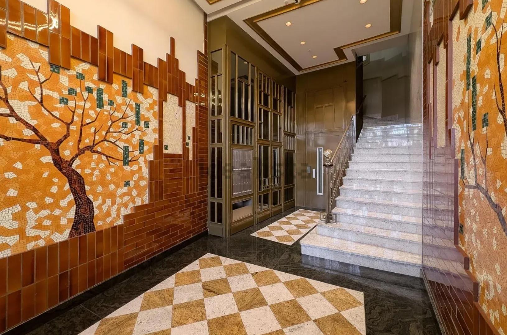 Mosaicos originales en el portal, que se considera también de interés histórico