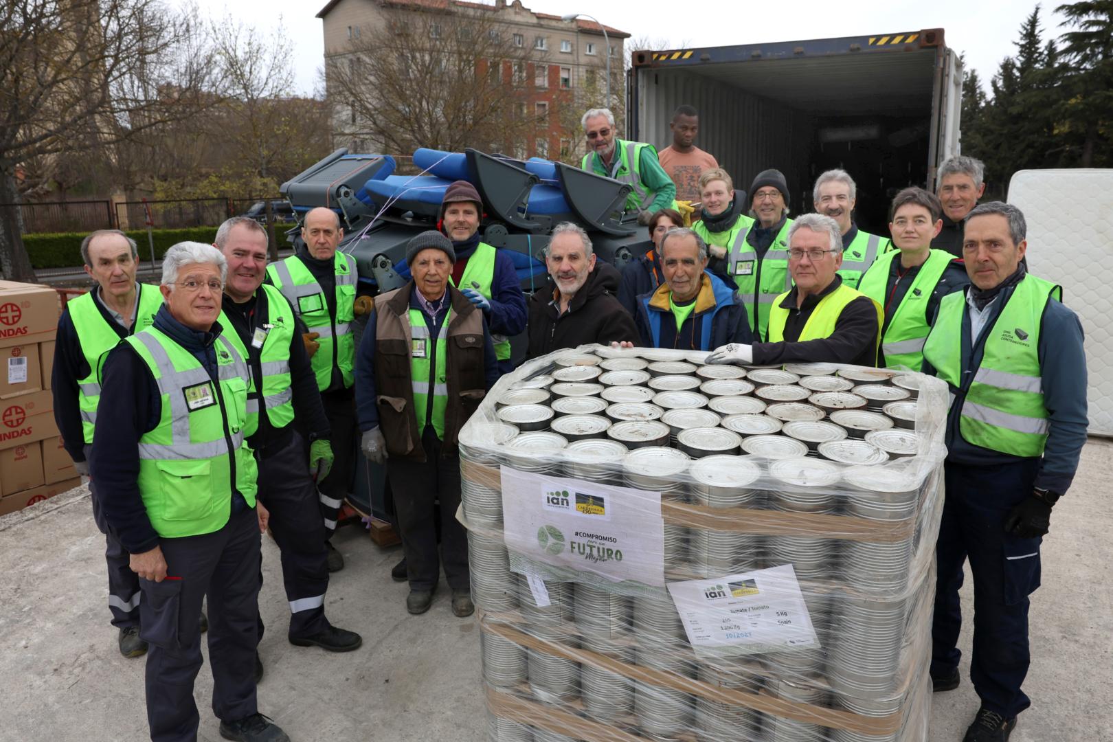 Voluntarios y voluntarias de Ayuda Contenedores durante la carga de ayuda humanitaria con destino al Líbano.