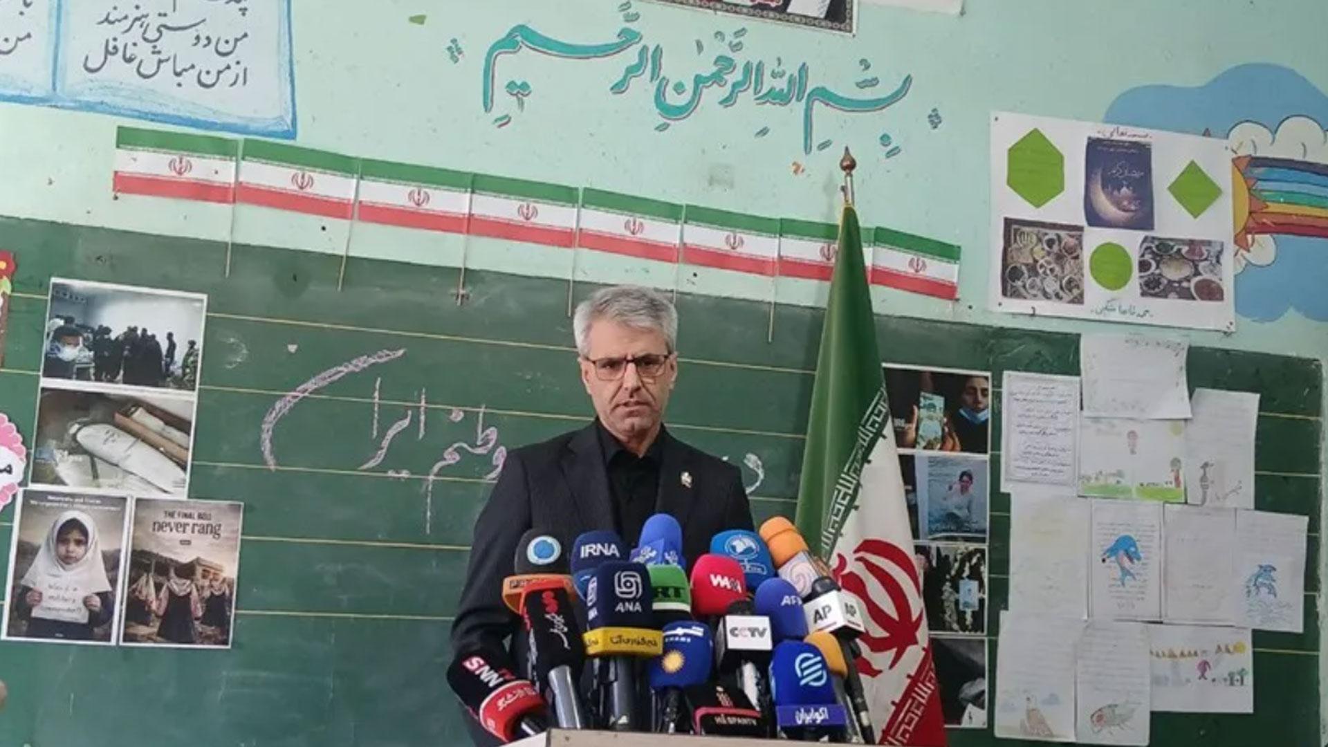 El portavoz de Exteriores de Irán, Esmaeil Baqaei, en una rueda de prensa, celebrada en una escuela bombardeada de Teherán