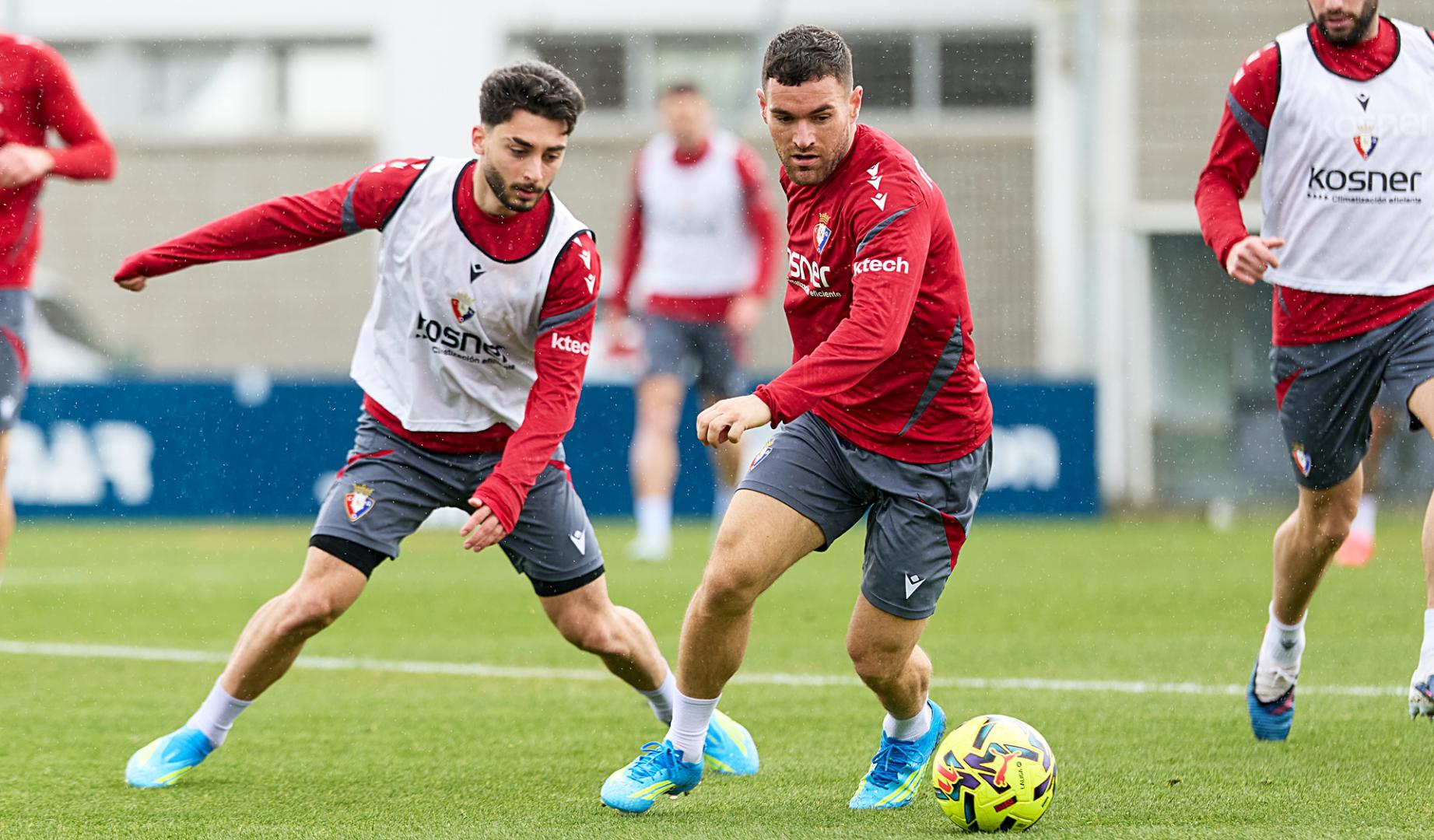 Raúl Moro y Javi Galán pelean por el esférico durante el entrenamiento de este miércoles en Tajonar