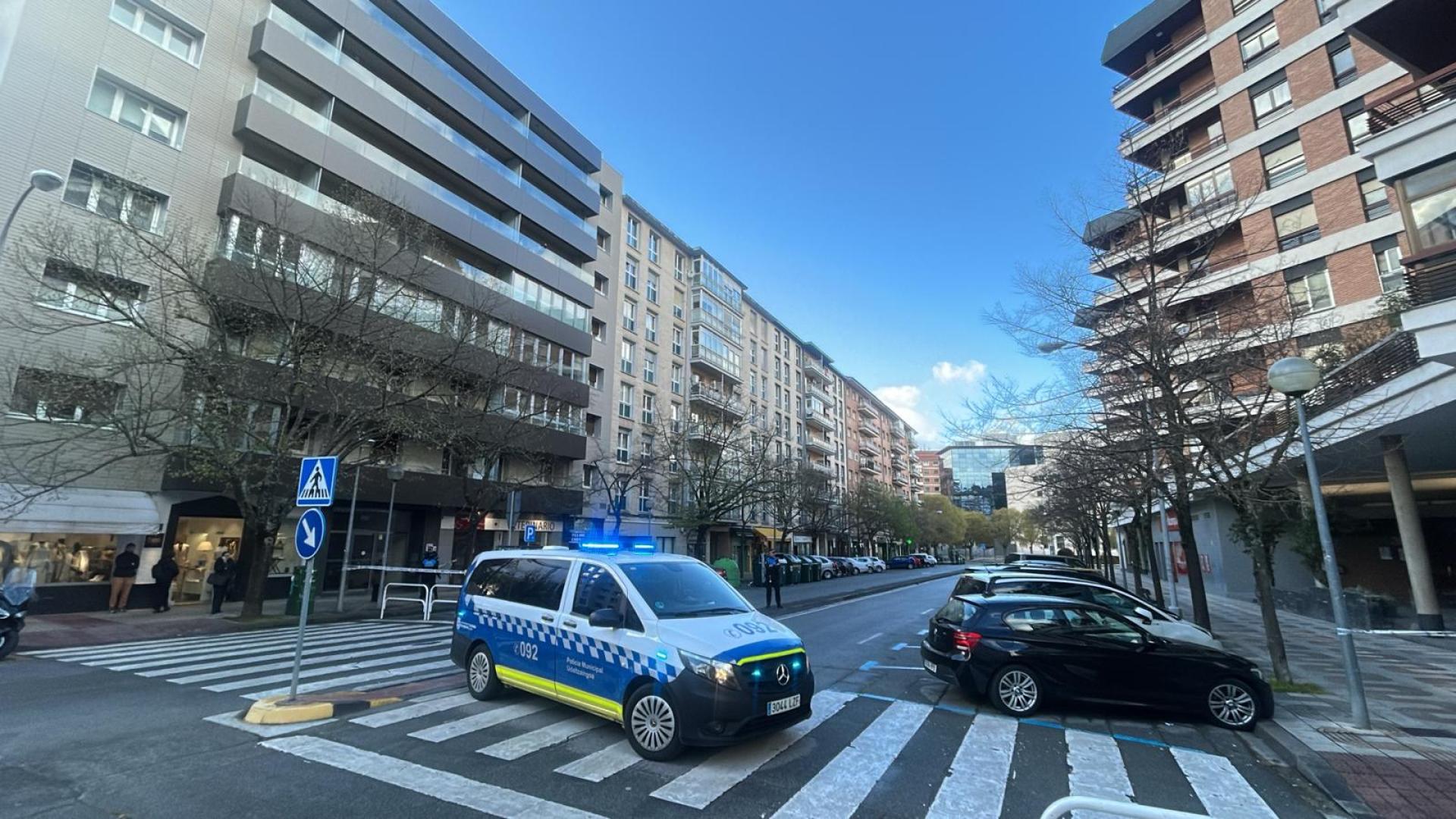 Una patrulla de la Policía Municipal de Pamplona corta uno de los aledaños del Palacio de Justicia de Pamplona