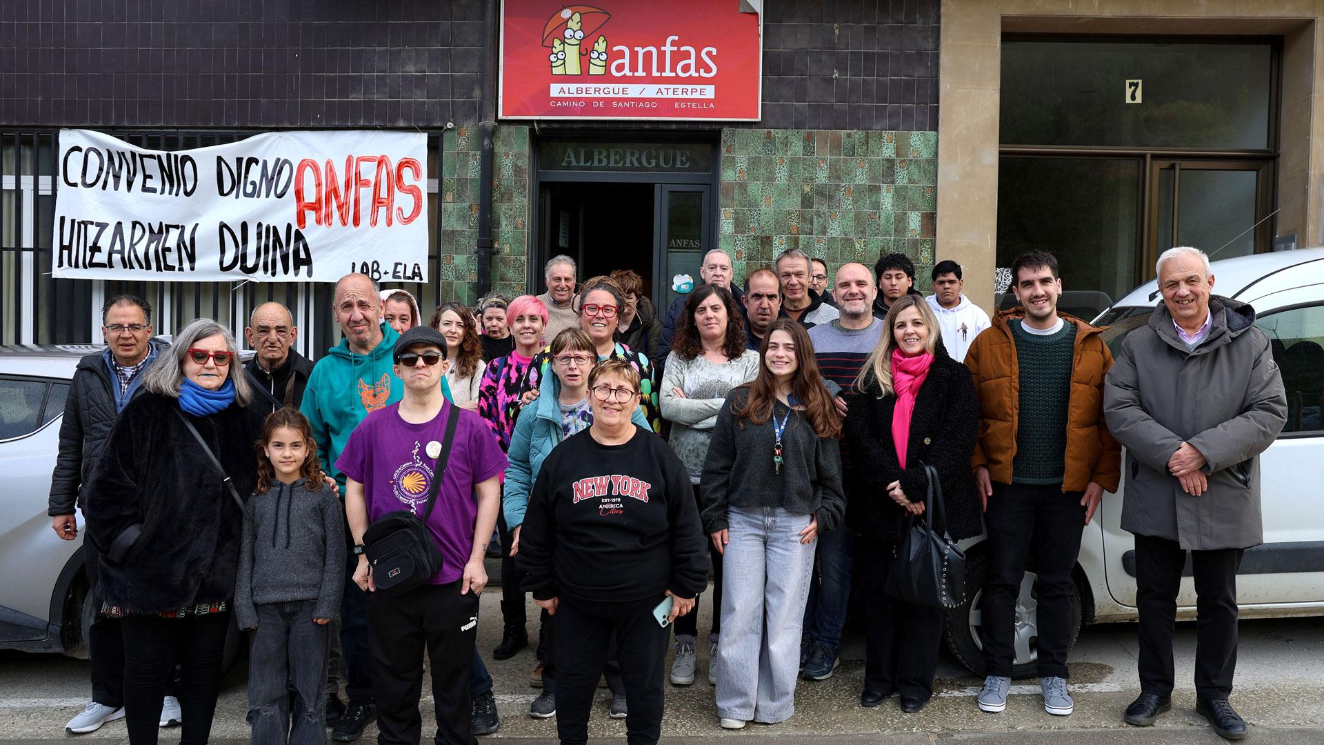 Foto de familia de las personas asistentes ayer a la inauguración de la nueva temporada del albergue de Anfas en Estella
