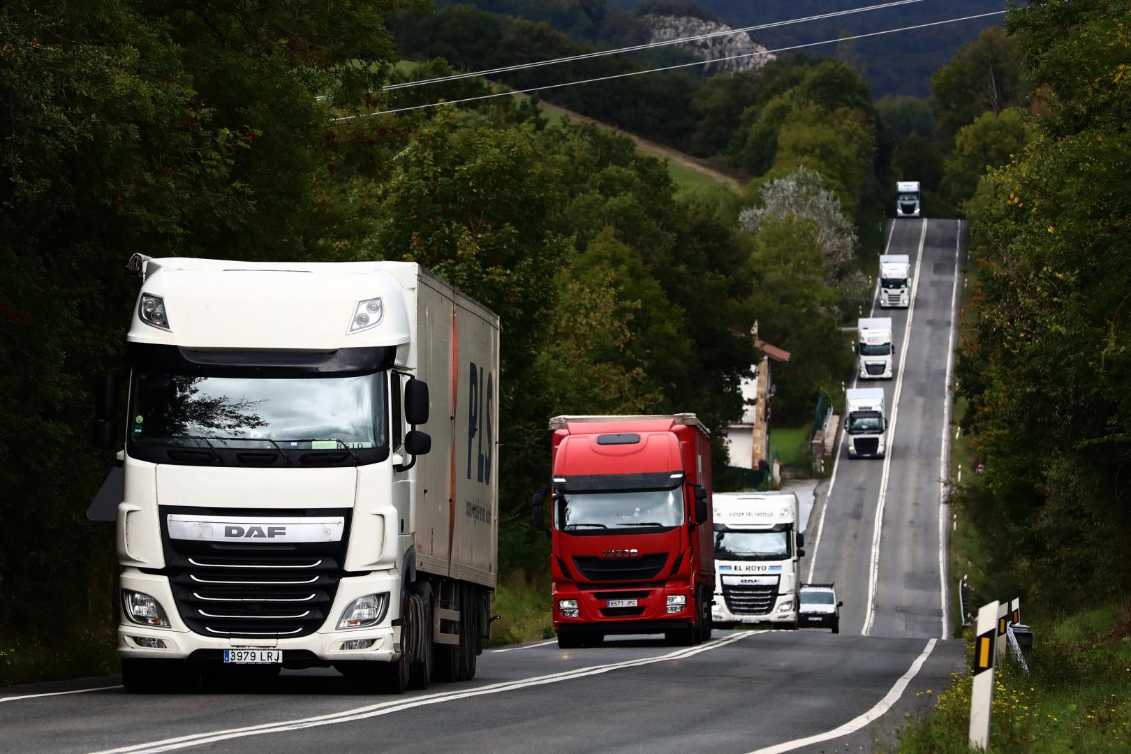Una hilera de camiones en ruta