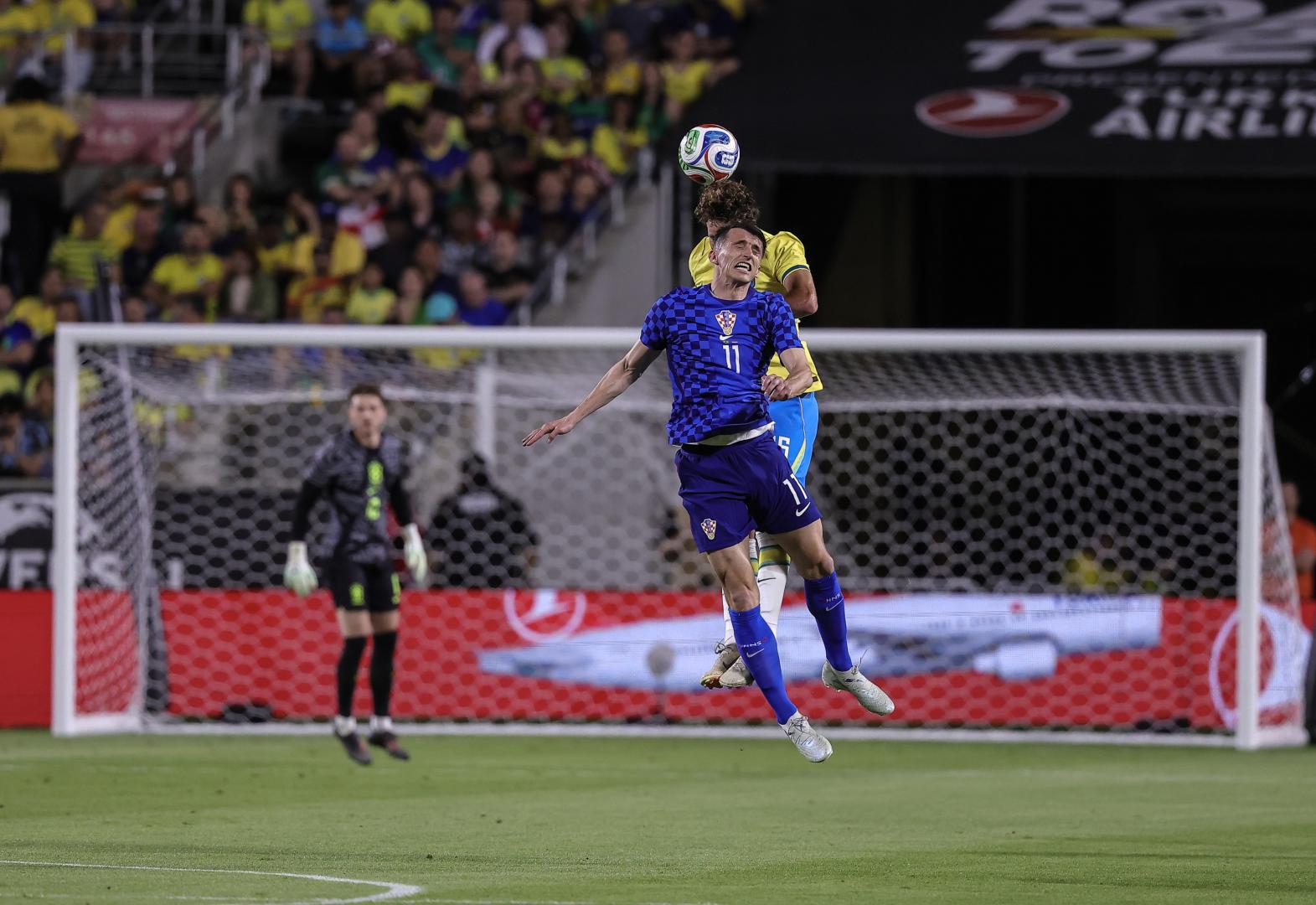 Ante Budimir salta con el brasileño Léo Pereira en el segundo amistoso de Orlando