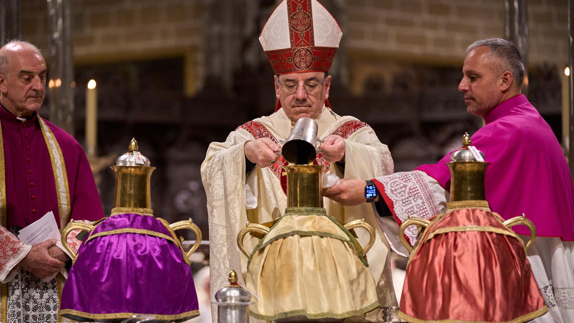El arzobispo Roselló introduce los óleos bendecidos. Un ánfora contiene el óleo para la unción de enfermos; otra el de los catecúmenos para los bautizos; y el tercero el crisma, óleo perfumado con el que se unge a los fieles que van a ser ordenados sacerdotes u obispos y que se utiliza también para la Confirmación. A la izquierda, Carlos Ayerra, deán de la catedral; a la derecha, José Antonio Goñi, canónigo maestro de ceremonias