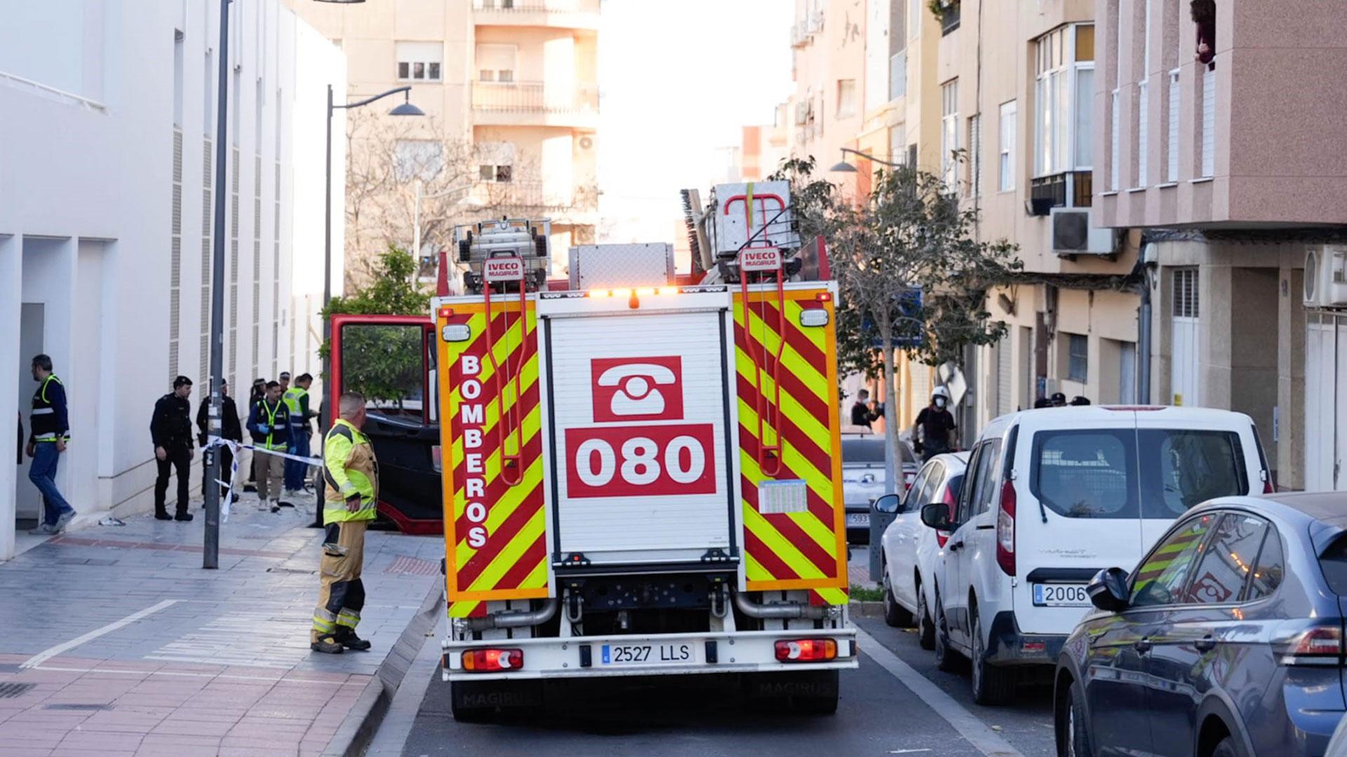 Varias unidades de los servicios de emergencias y cuerpos policiales actúan en la inmediaciones del bar donde se han producido las dos explosiones en las que una persona ha fallecido y otras tres han resultado heridas