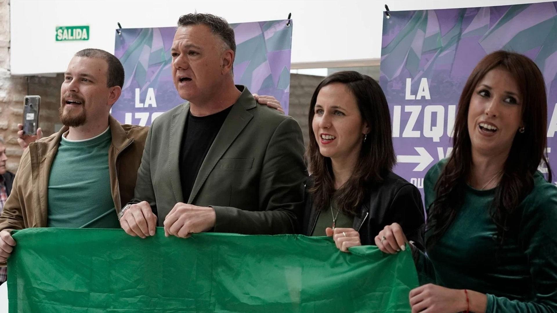 El candidato a la presidencia de la Junta de Andalucía, Juan Antonio Delgado, y la diputada y secretaria general de Podemos, Ione Belarra, en un acto en Sevilla