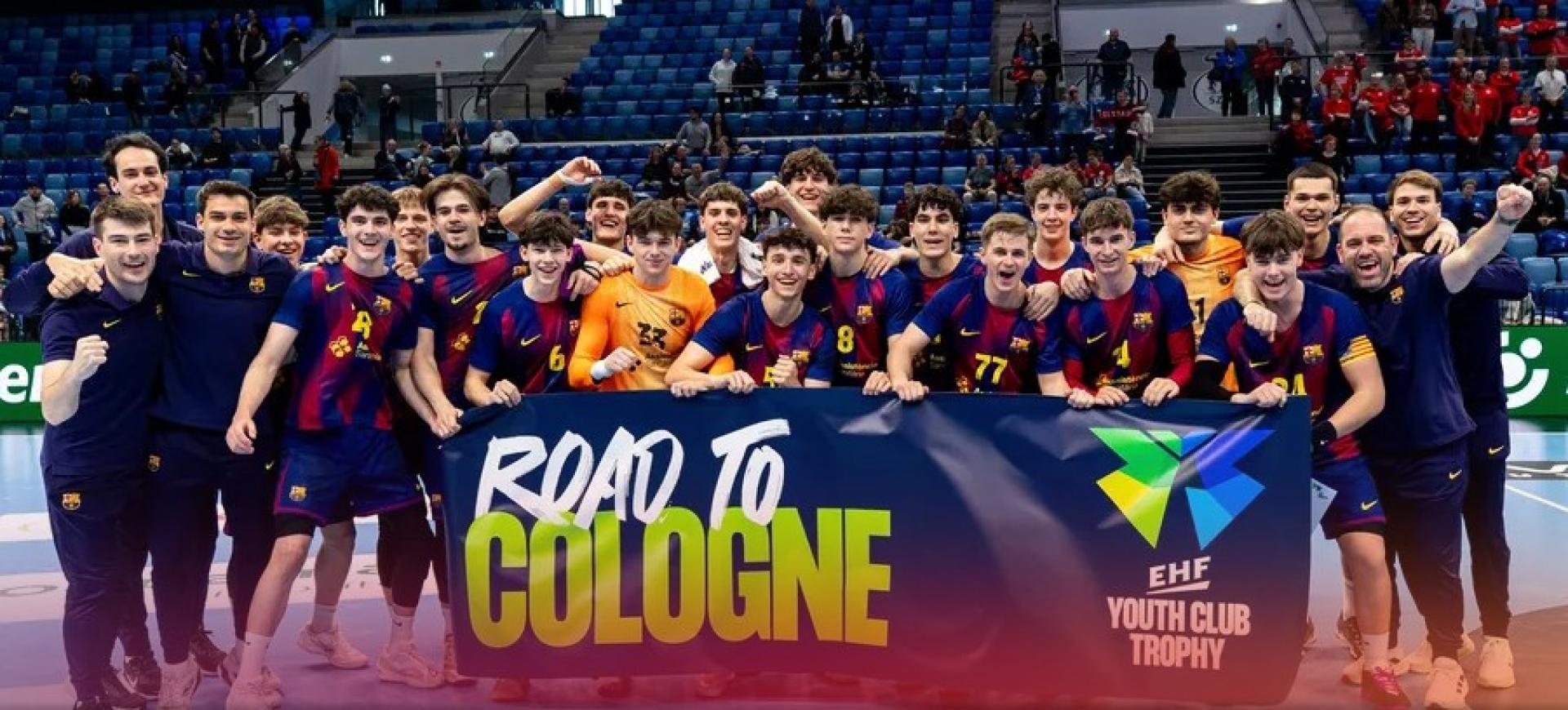 La plantilla juvenil del Barça, con Adrián Sola en el centro, tras conseguir su clasificación para la Final a 4 del EHF Youth Club Trophy