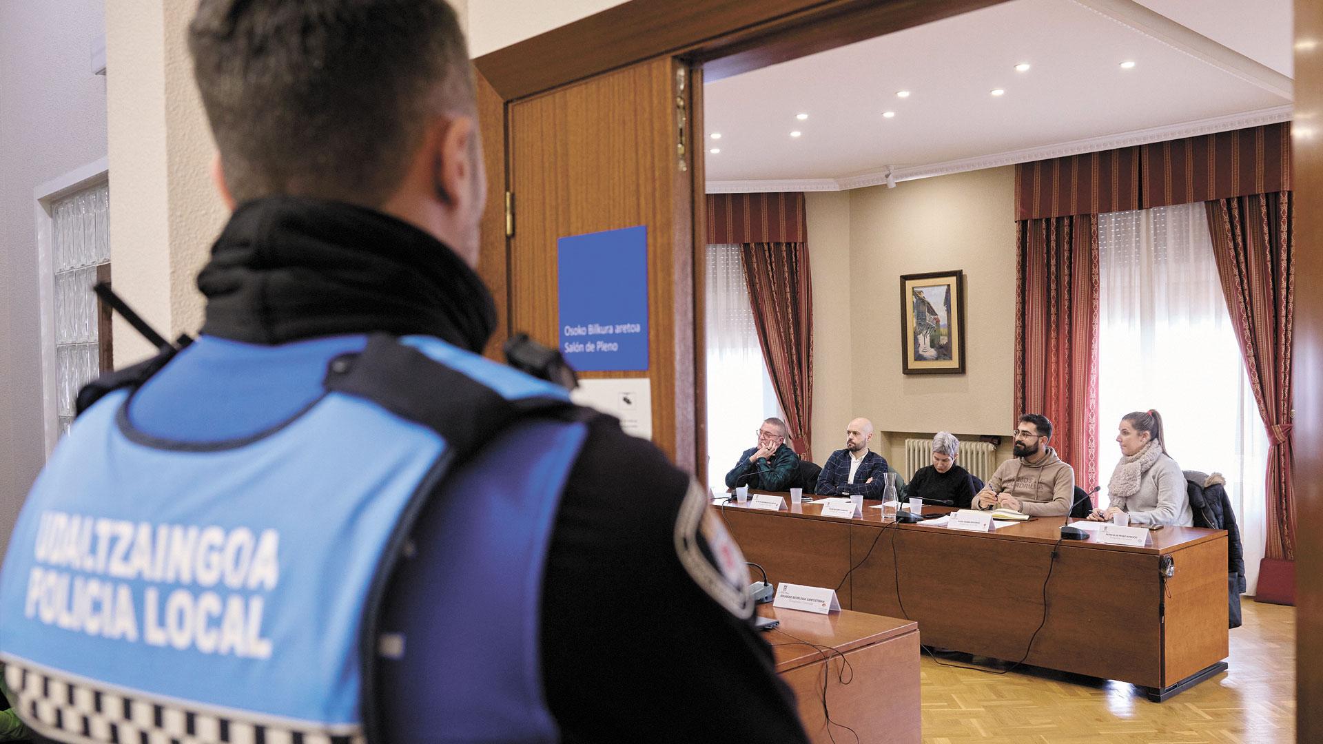 Uno de los agentes municipales en un pleno de Huarte