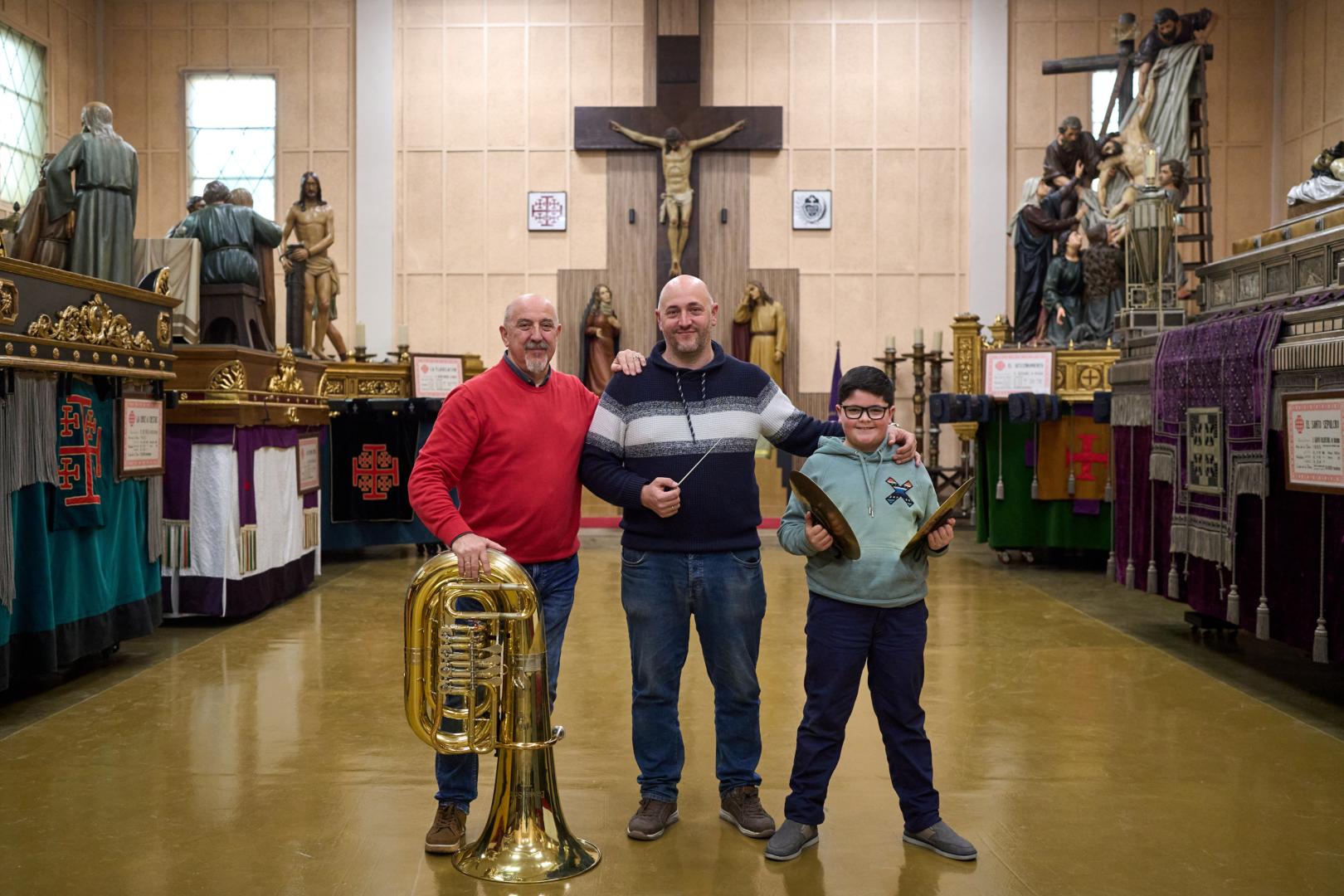 Agustín, Jarein y Oier Ocaña, en el oratorio de la Hermandad de la Pasión, tras uno de los ensayos de la banda.