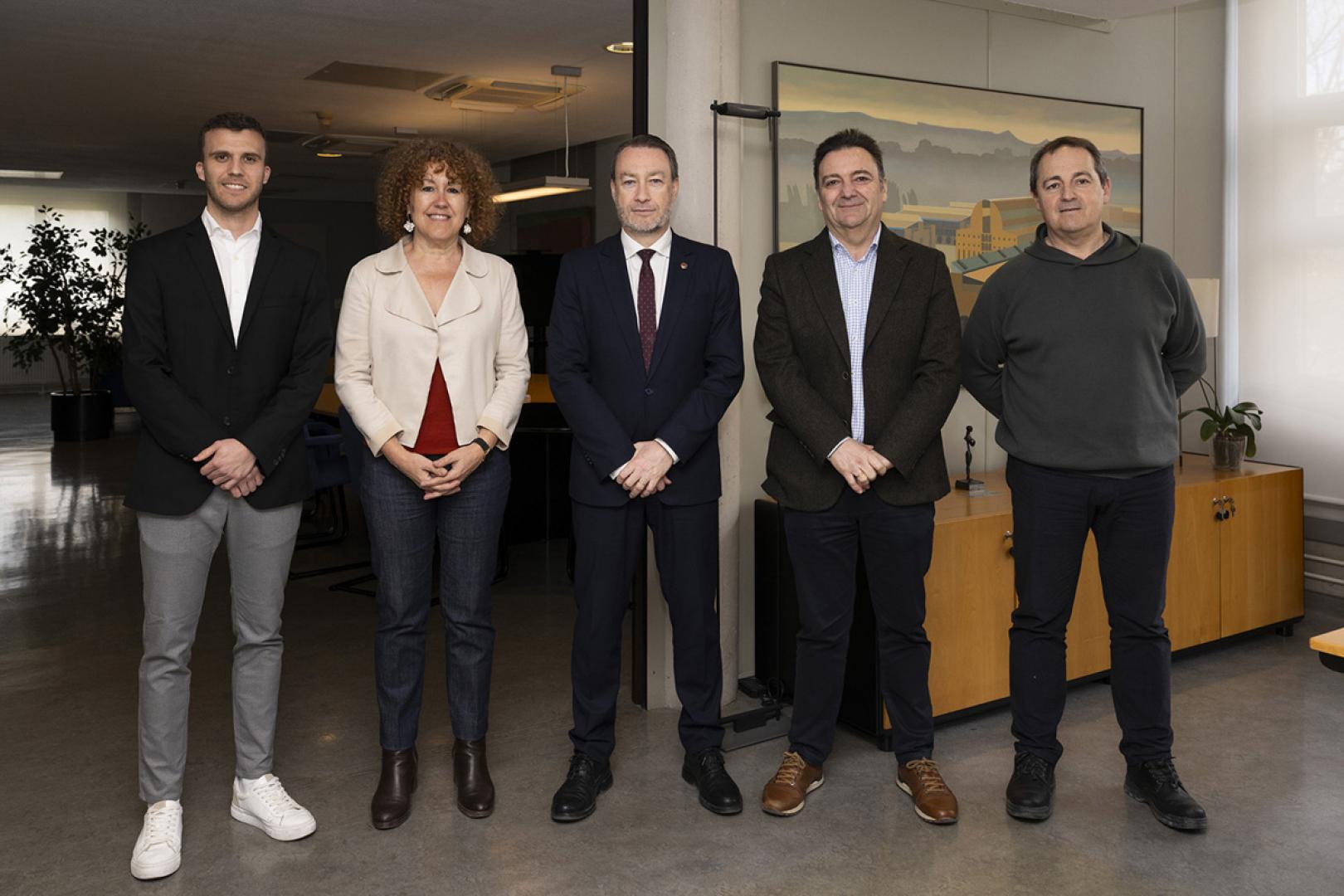 Parte de los asistentes al acto de firma, junto al rector. De izda. a dcha., Daniel Eugui (DELSO); Inmaculada Farran, profesora de la UPNA y directora de la Cátedra; Ramón Gonzalo, rector de la UPNA; Santiago Cenoz (DELSO); y el profesor de la UPNA Luis Arregui