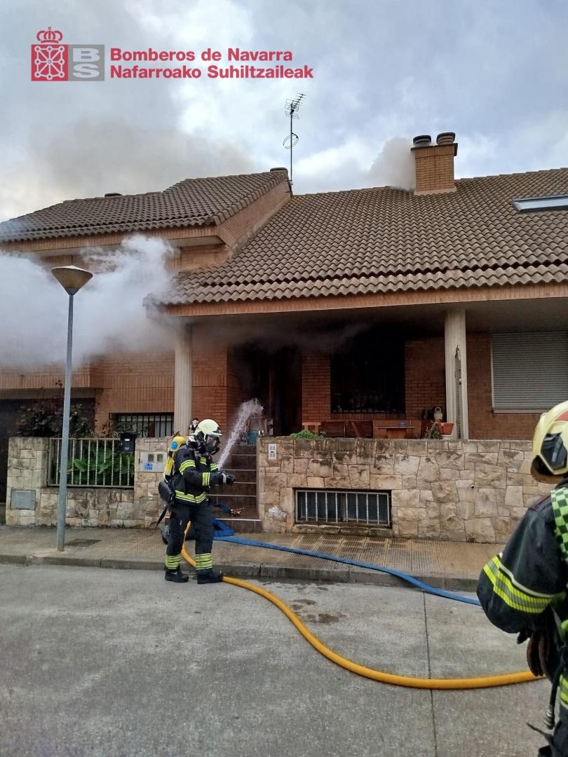 Bomberos, durante las labores de extinción del incendio