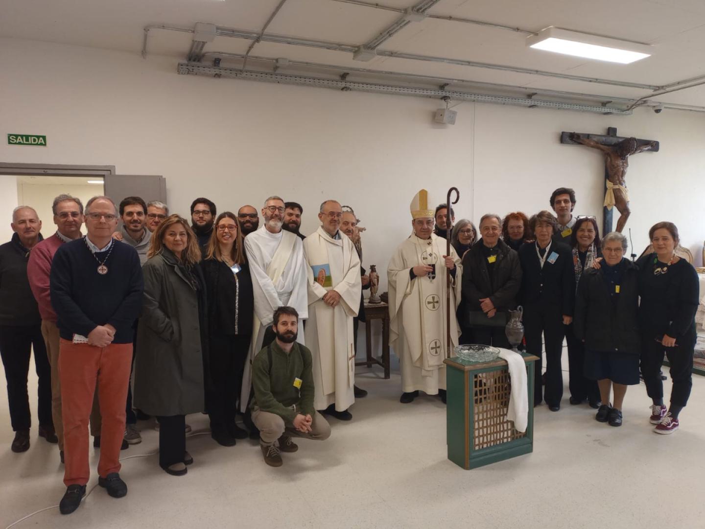 Monseñor Florencio Roselló, en la capilla de la prisión, acompañado del capellán, Javier Arbilla, el diácono permanente, Fernando Aranaz, y un nutrido grupo de voluntarios/as de Pastoral Penitenciaria, tras la celebración de este Jueves Santo