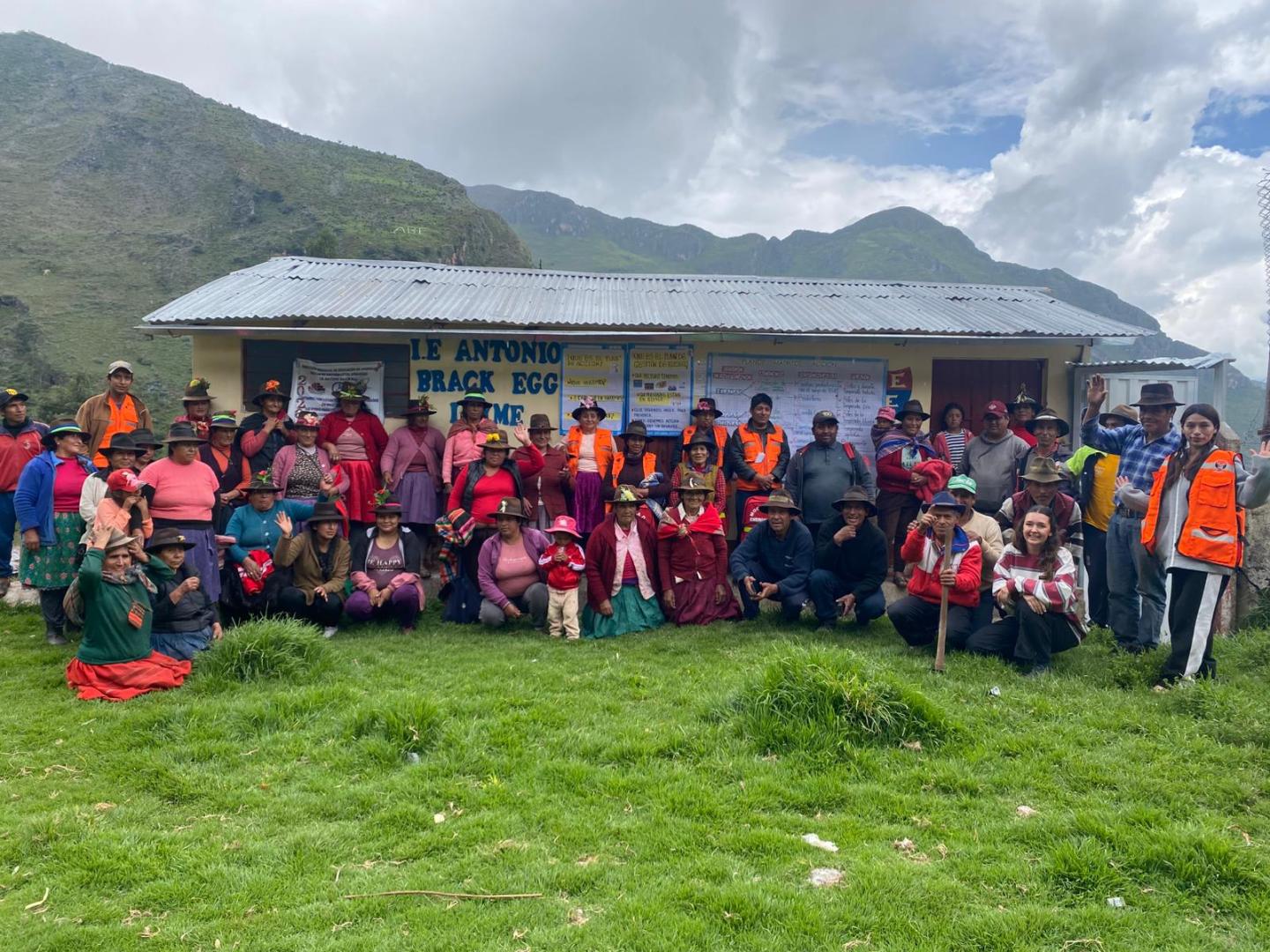 Malena Sanz Young, agachada a la derecha, con campesinos de la región andina de Apurímac
