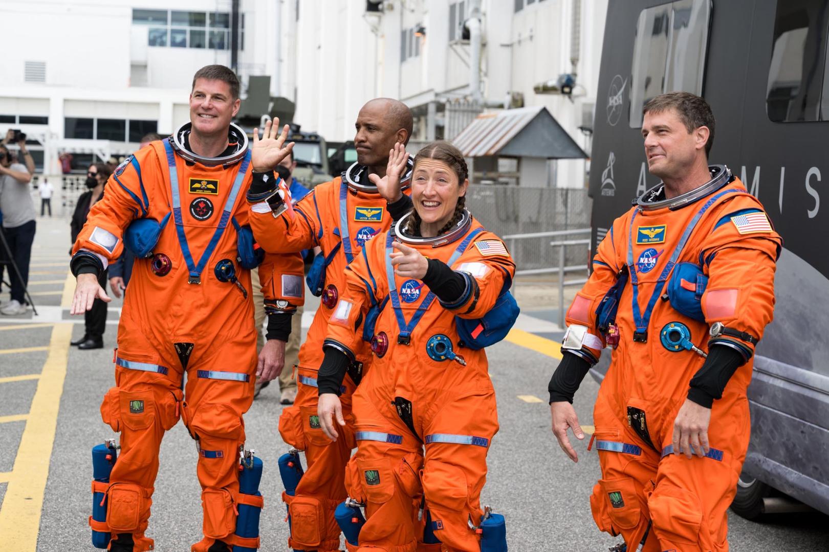 Los astronautas de la misión 'Artemis II', dirigiéndose a la plataforma de lanzamiento este pasado 1 de abril