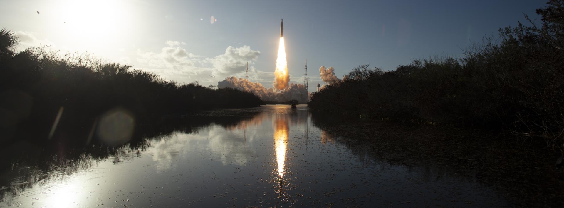 Despegue del cohete que transportó la cápsula Orion para la misión Artemis II en el Centro Espacial Kennedy en Titusville (Florida