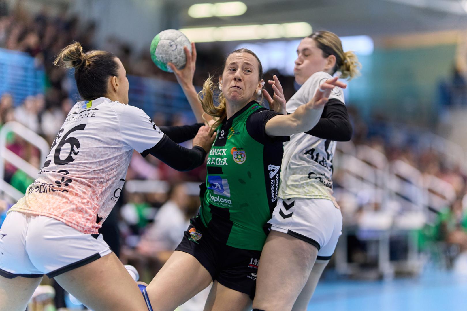 Aileen Ripa trata de superar la defensa del Cicar Lanzarote durante el duelo que Replasa Beti Onak-Cicar disputó el miércoles 1 de abril en Villava