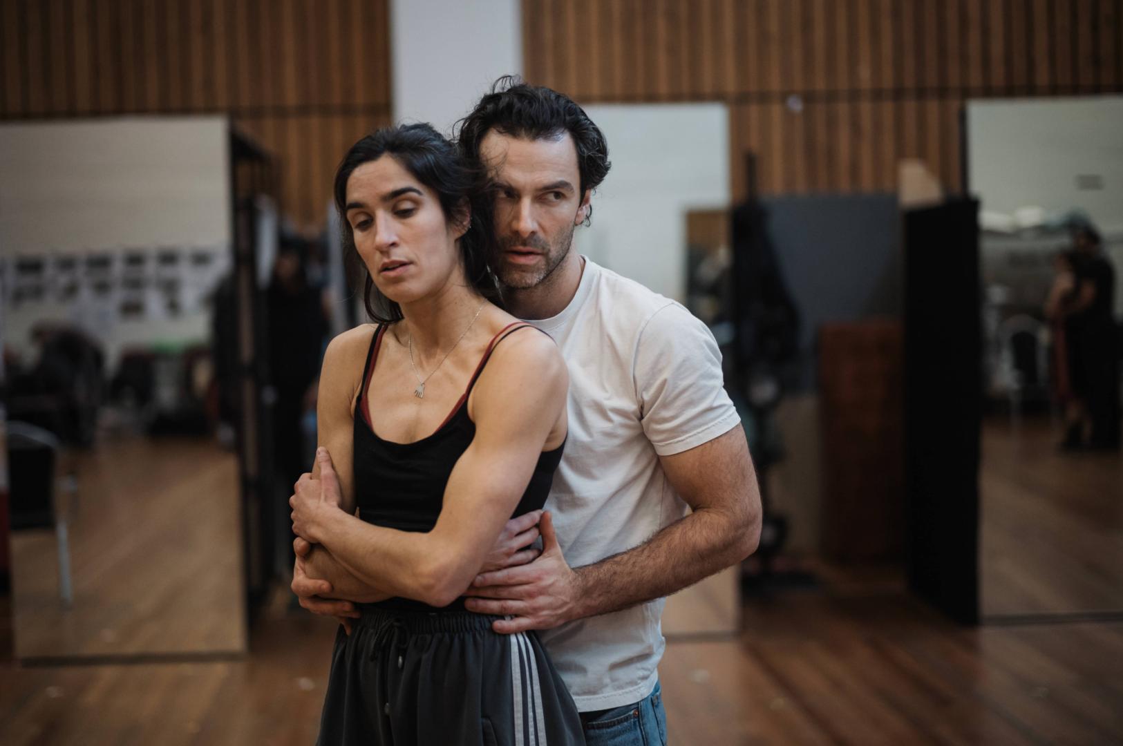 Lucía Chocarro (Émilie) y el actor Aidan Turner (vizconde de Valmont), durante un ensayo de la obra, que mezcla teatro y coreografía.