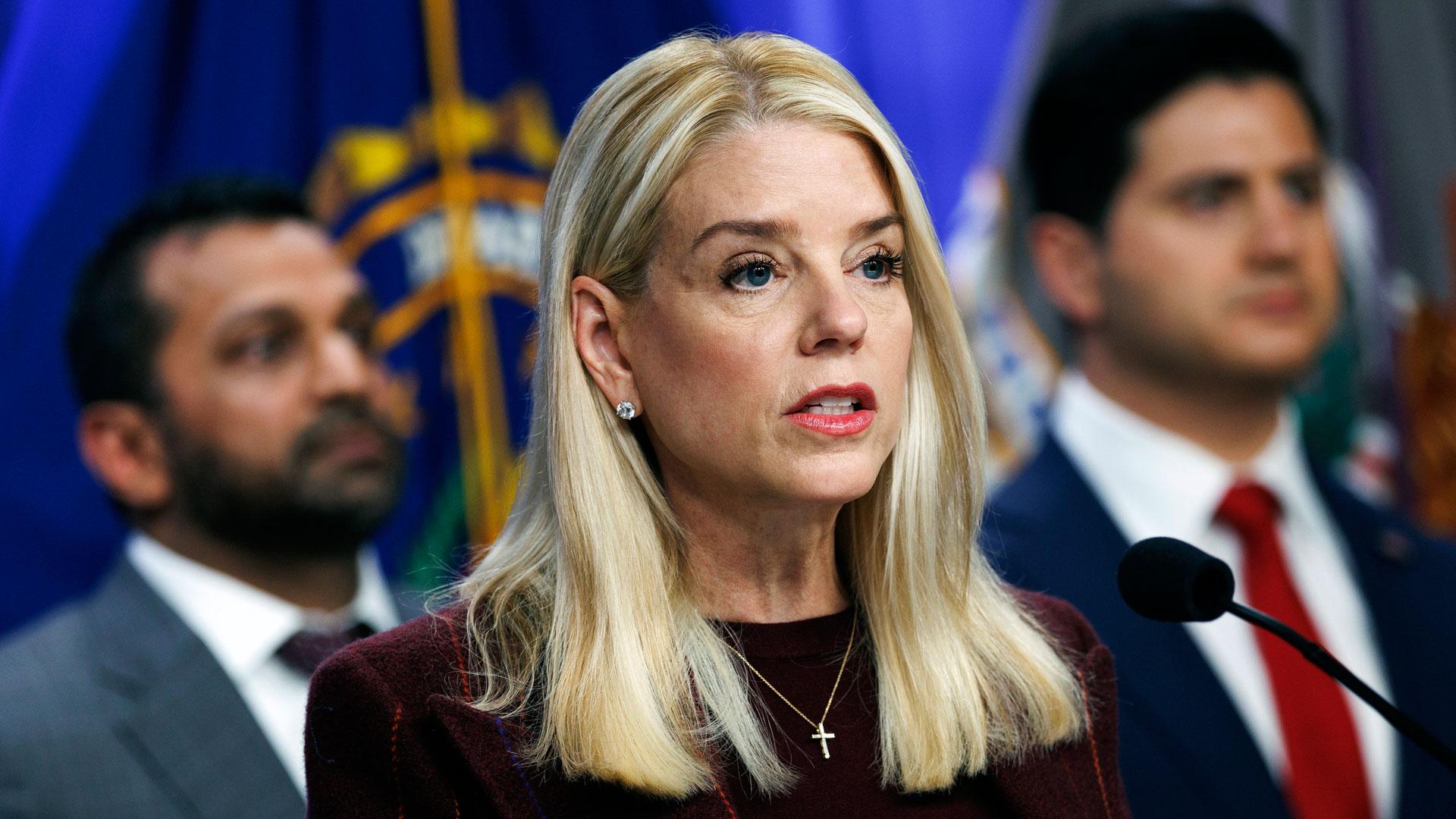 Fotografía del 19 de noviembre de 2025 que muestra a la entonces fiscal general de Estados Unidos, Pam Bondi, hablando durante una conferencia de prensa en Washington