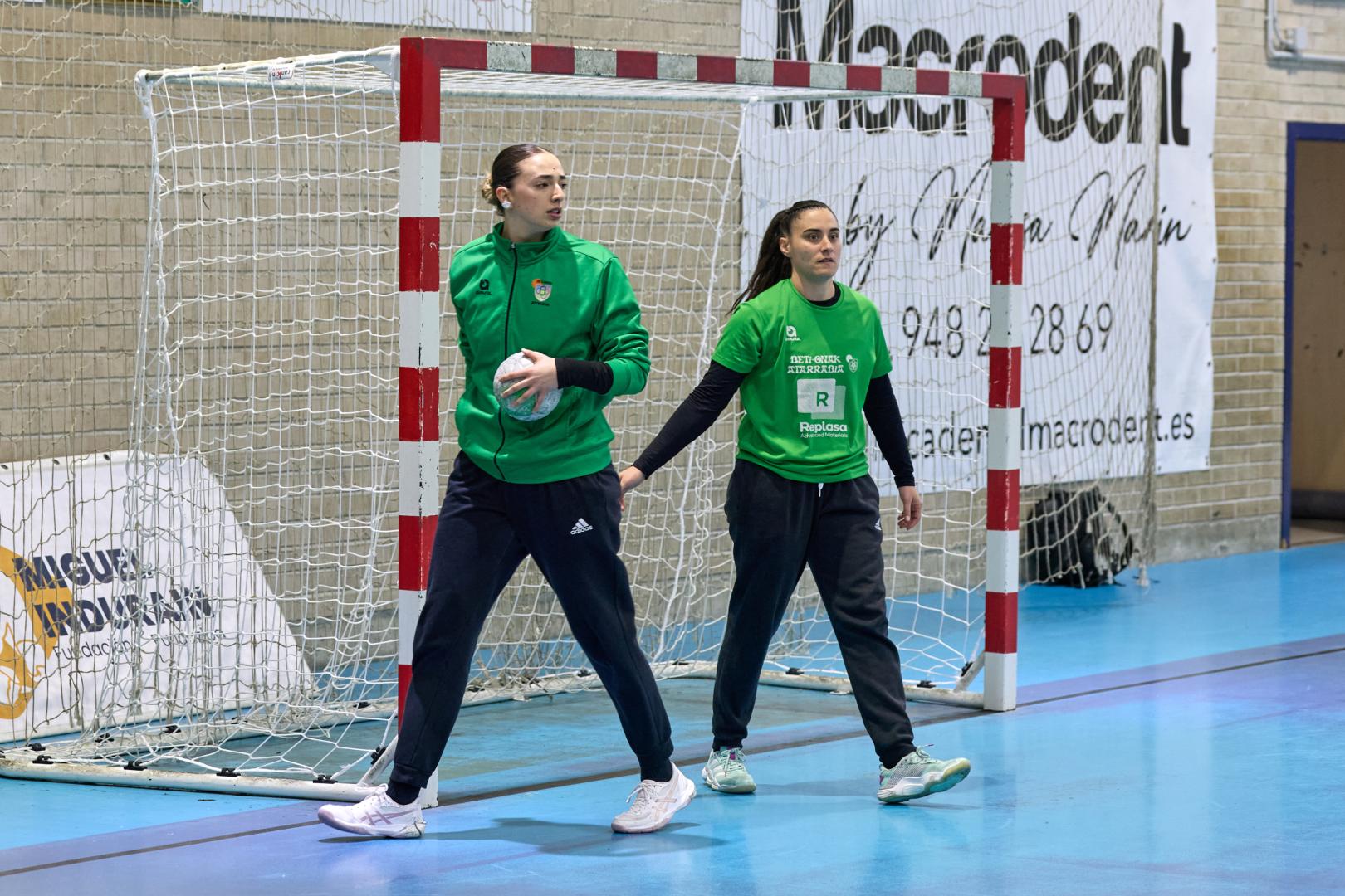 Olaia Luzuriaga y Patricia Encinas, este pasado miércoles 1 de abril antes del duelo frente al Cicar Lanzarote en la Liga Guerreras