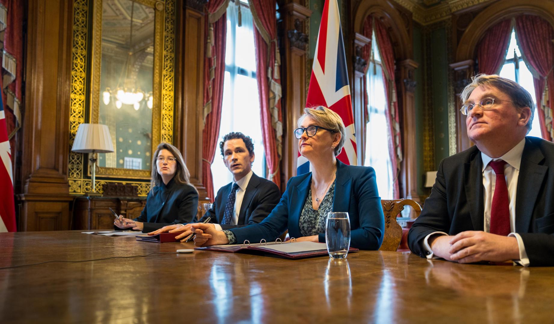 La ministra británica de Exteriores, Yvette Cooper (2-d), preside este jueves una reunión virtual con 35 países para analizar medidas que permitan reabrir el estrecho de Ormuz