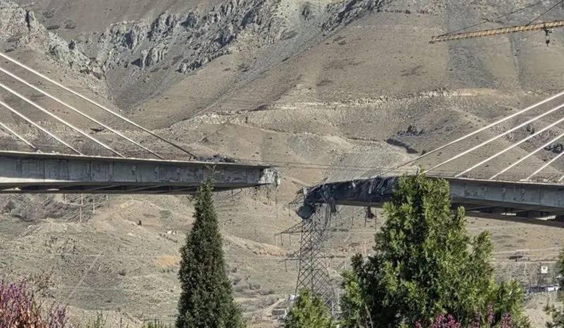Fotografía tomada de la cuenta en X @araghchi del ministro de Exteriores Irán, Abbas Araghchi, que muestra el puente B1 en Karaj (Irán)