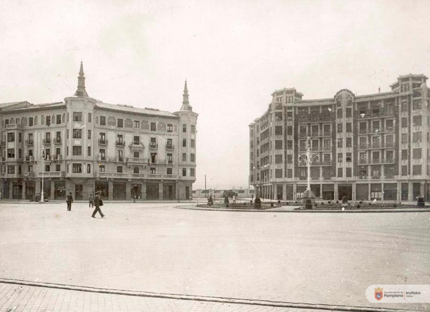 Vista de la Plaza Príncipe de Viana en 1928, con el edificio de Víctor Eusa a la derecha