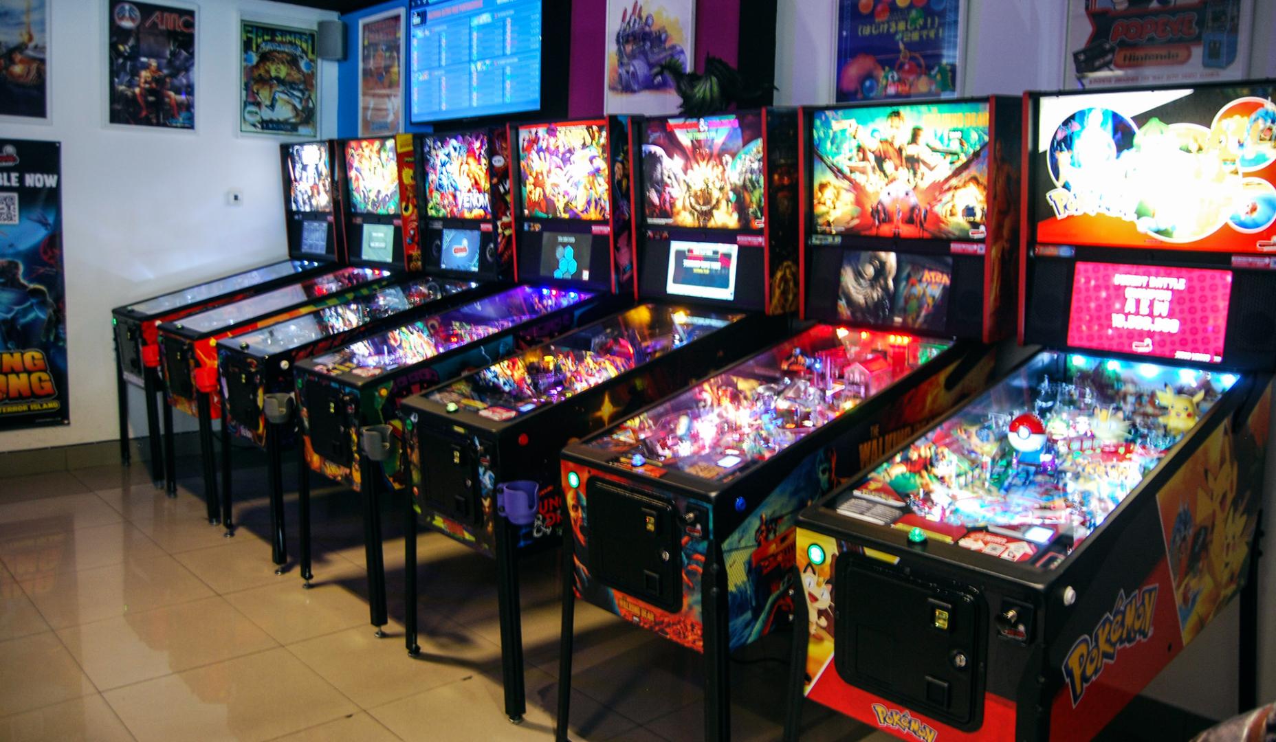 Las maquinas de marcianitos y los pinball de los bares con los que crecieron los jóvenes de la generación X tienen una segunda vida en la localidad madrileña de Alcorcón