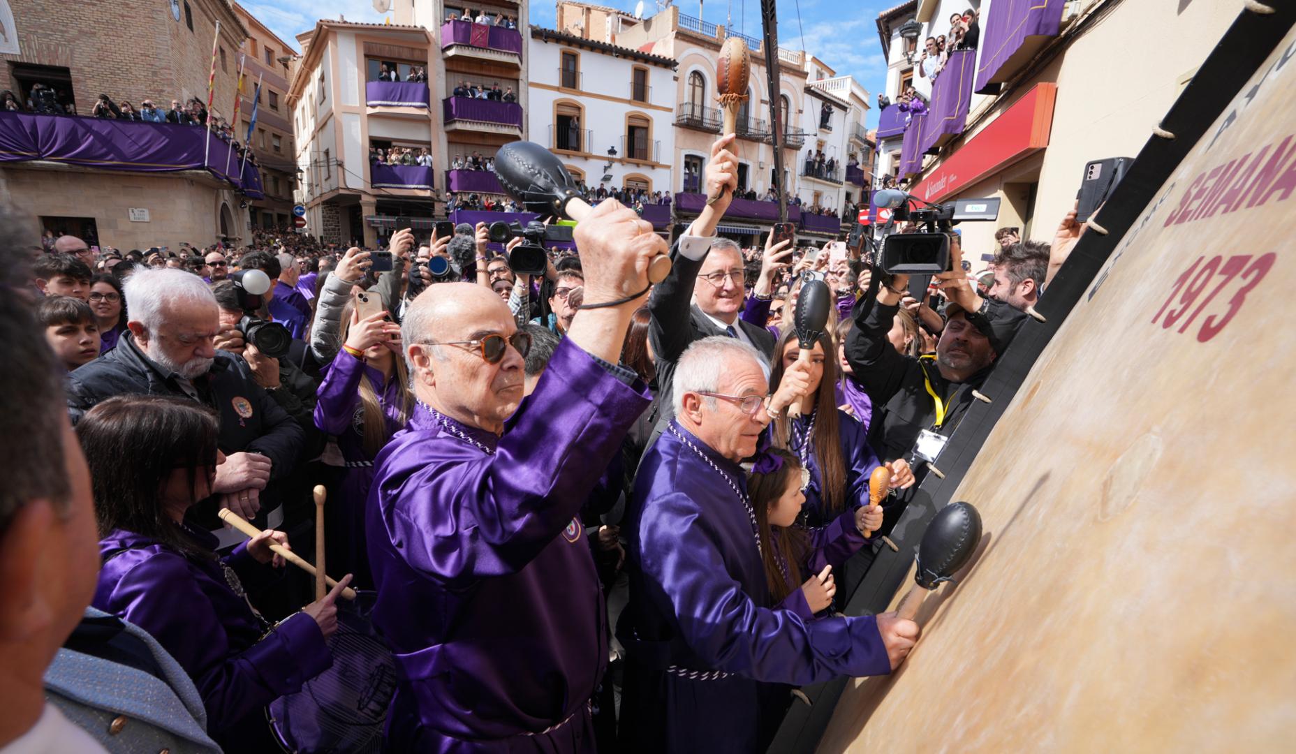 El actor Antonio Resines (c) ha sido el encargado de dar el primer golpe al bombo gigante para dar inicio al acto de Romper la Hora de la localidad turolense de Calanda, este Viernes Santo