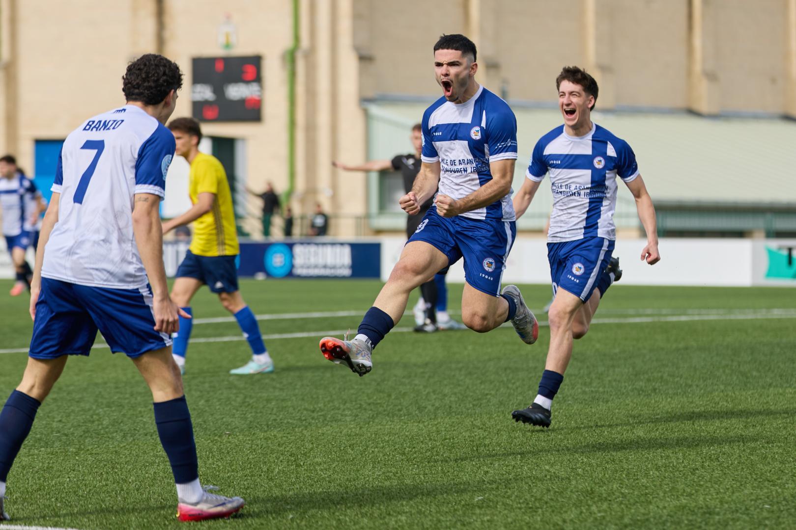 El extremo Marcos Yániz celebra el gol de la Mutilvera con su asistente Sergio Banzo y Roldán
