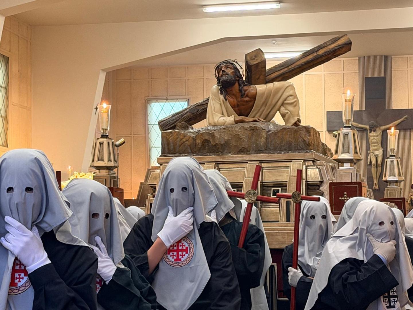 El paso La Caída a punto de salir desde la sede de la Hermandad