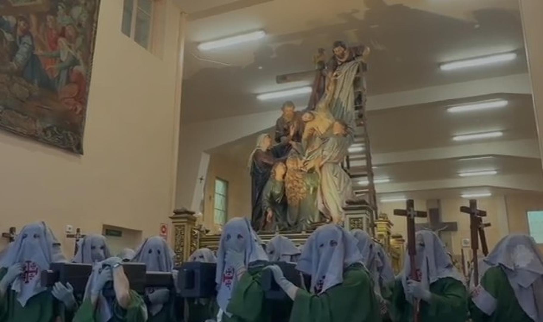 Sale el paso del Descendimiento de la sede de la Hermandad de la Pasión