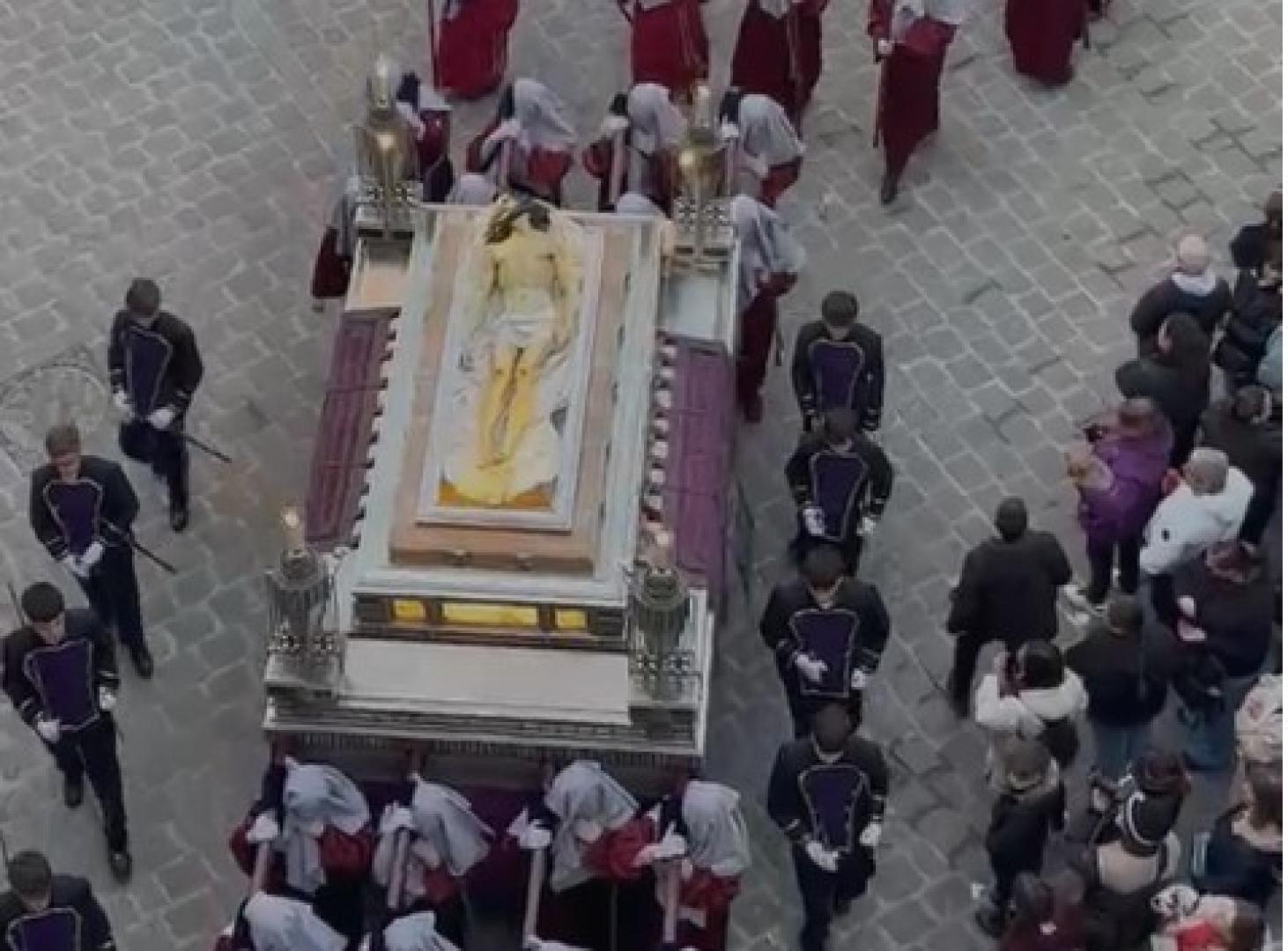 El paso de El Sepulcro, a su paso por la Catedral en la procesión de Viernes Santo